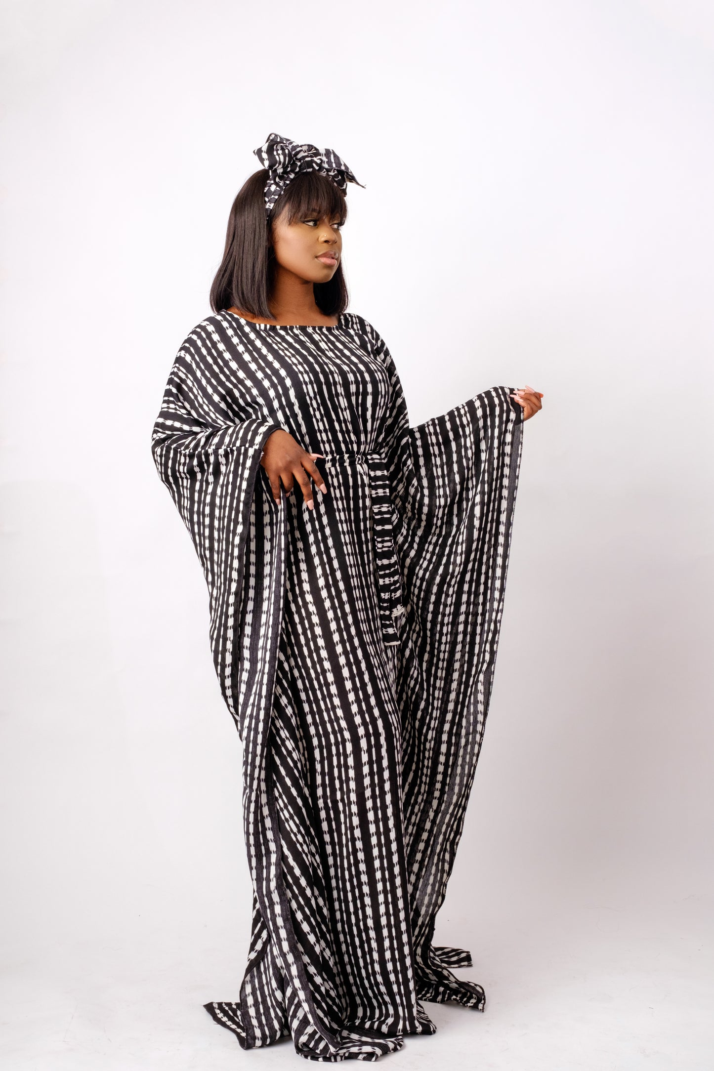 Maxi Black & white long-sleeved, tight-fitting kaftan made with chiffon fabric 